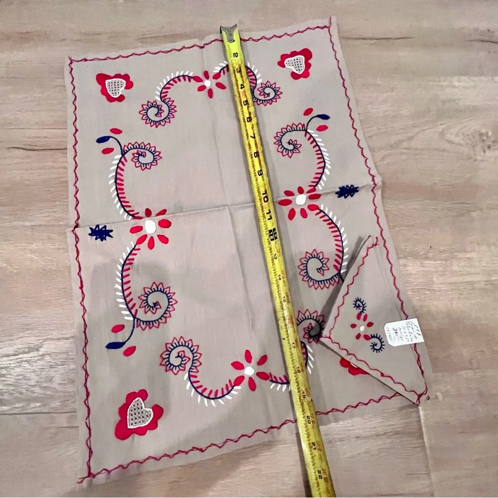 Vintage NEW Hand Embroidered Tablecloth Table Linen With 2 PCs Matching‎ Napkins